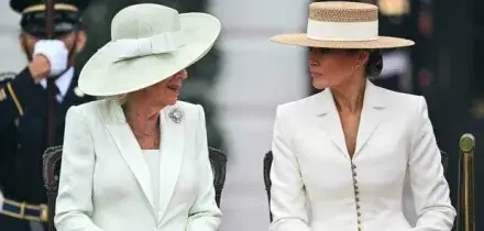Melania Trump e la regina Camilla, i look per l'incontro alla Casa Bianca: dal total white ai cappelli, gli outfit (quasi abbinati)