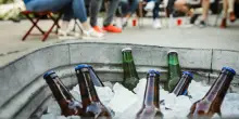 Birra, attenti agli sbalzi di temperatura: ecco quando (e come) si pu&ograve; conservare fuori dal frigo