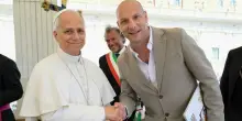 Clementino incontra Papa Leone: lo scatto in piazza San Pietro e il vinile in regalo