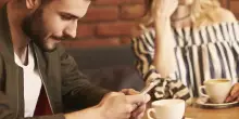 &laquo;Tenere lo smartphone con lo schermo in gi&ugrave; evita di stressare il sistema nervoso&raquo;, la spiegazione degli esperti