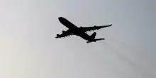 &laquo;A bordo sta partorendo una donna&raquo;. Bimbo nasce in volo sul Dakar-Roma, aereo costretto a tornare indietro