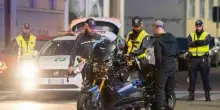 Milano, incidente in via Tesio: perde il controllo dello scooter durante un sorpasso e si schianta. Morto 21enne, ferito il passeggero
