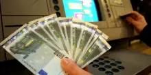 Bancomat, perch&eacute; non va mai stampata la ricevuta dopo il prelievo: cos&igrave; lo scontrino aiuta i truffatori