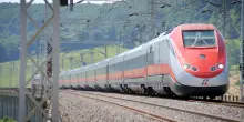 Treno trancia i cavi elettrici, bloccato Frecciarossa con 125 passeggeri: caos sulla linea adriatica in Abruzzo