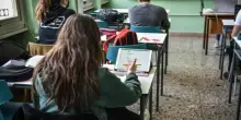 Professore di 53 anni tocca il seno alla studentessa 17enne, poi si difende: &laquo;Ha frainteso&raquo;. Licenziato