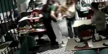 Rischia di morire soffocata da un boccone, salvata dal titolare della pizzeria