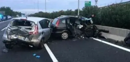Roma, tragedia sul Gra: scende per aiutare automobilista e viene travolto da un'auto: muore 35enne, altri 3 feriti