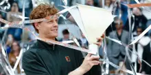 Sinner demolisce Zverev in 58 minuti a Madrid, quinto Masters 1000 di fila: gli manca solo Roma (che inizia luned&igrave;)