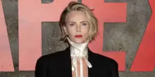 Charlize Theron: &laquo;Pap&agrave; urlava "stasera vi ammazzo" e spar&ograve; attraverso la porta, mamma lo uccise per salvarmi. Sono viva per miracolo&raquo;