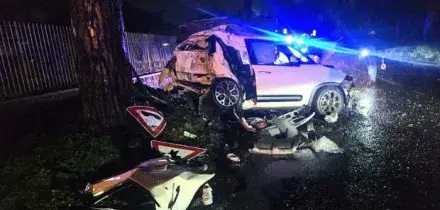 Forl&igrave;, morte due studentesse in un incidente: l'auto contro un albero e i corpi incastrati tra le lamiere. Gravissima un'altra giovane