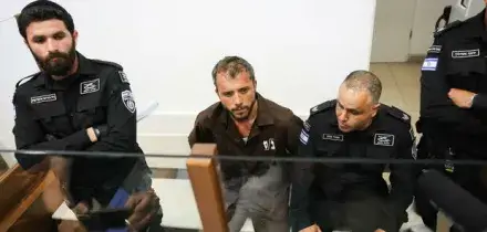 Flotilla, la procura di Roma indaga per sequestro di persona. Gli attivisti restano in cella in Israele, in Aula con le catene
