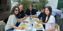 Antonio Conte, il pranzo con la moglie Elisabetta e la figlia Vittoria ?Da Cicciotto? a Marechiaro: la richiesta dei tifosi &egrave; una sola