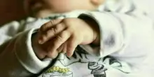 Neonato di sei mesi morto in culla: il malore improvviso, l'allarme dei genitori e i drammatici tentativi di rianimarlo