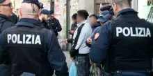 Turista rapinato con morsi al collo e all'orecchio: lo spagnolo aggredito dalla gang straniera di 20enni