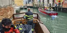Venezia, in tre finiscono in acqua: morto un ragazzo di 20 anni, due altri salvati da una barca di passaggio