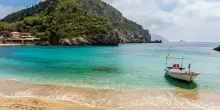 Grecia, aumenta il numero di spiagge con lettini vietati: da Creta a Zante fino a Naxos, ecco il nuovo elenco