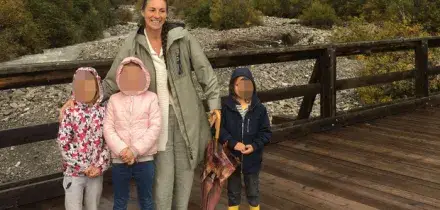 Famiglia nel bosco, bambina ricoverata. Catherine: &laquo;Non mi hanno avvisato&raquo;, ma la garante dell'infanzia smentisce la mamma