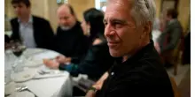 Jeffrey Epstein, il biglietto d'addio: &laquo;Mi hanno indagato per anni, non hanno trovato niente&raquo;. Il mistero delle ultime frasi