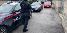 Picchiata dal marito-carabiniere: 50enne sotto accusa per maltrattamenti. &laquo;Si truccava per coprire i lividi&raquo;