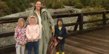 Famiglia nel bosco, finti parenti telefonano in ospedale: &laquo;Come sta la bambina?&raquo;