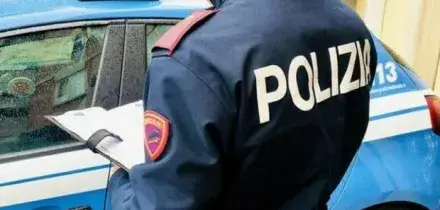 Segue una mamma dentro l'androne di casa e prova a rubare il figlio neonato: &laquo;Afferrato dal collo nel passeggino&raquo;. Arrestato