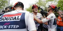 Giro d'Italia, primo schiaffo: Burgas si spacca nel finale, Magnier ringrazia e va in rosa. Milan mastica amaro