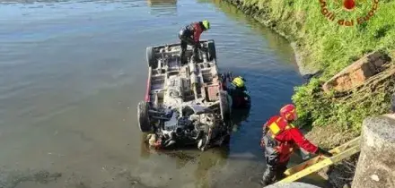 Minivan con nove persone a bordo esce di strada e finisce in un canale: tre morti a Chioggia