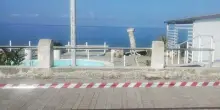 Muore a 23 anni in spiaggia, schiacciato da una colonna di cemento mentre allestiva i bagni sul lungomare