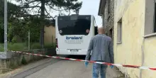 ?Donna presa a martellate sul bus dal marito: l'uomo (in fuga) si &egrave; strappato il braccialetto elettronico. Era gi&agrave; accusato di reati da codice rosso