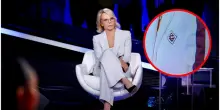 Amici25, Maria De Filippi sceglie l'eleganza parigina per la semifinale: tutto sul look Casablanca, quanto costa e dove trovarlo