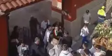 Trentola Ducente, lite durante la processione tra due candidati a sindaco: il prete cerca di sedare lo scontro