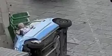 Napoli, auto si ribalta e finisce contro i cassonetti: il conducente resta incastrato