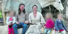 Famiglia nel bosco, lettera di Catherine per la festa della mamma: &laquo;Sogno il calore dei miei figli, la mia bimba sola in un letto d'ospedale&raquo;