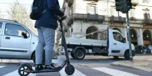 Monopattini, targa obbligatoria dal 16 maggio: come fare domanda (anche on line), il prezzo e le multe in arrivo