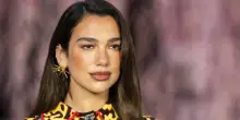 Dua Lipa fa causa a Samsung: &laquo;Usano la mia immagine per vendere tv&raquo;. E chiede 13 milioni di euro di risarcimento