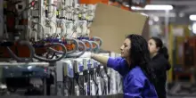 Electrolux dimezza produzione, annunciati 1.700 esuberi: otto ore di sciopero in tutti gli stabilimenti