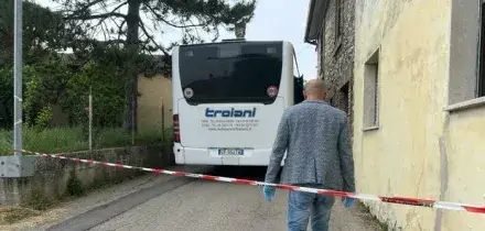 ?Donna presa a martellate sul bus, catturato il marito in fuga da due giorni: &laquo;Si nascondeva in un bosco&raquo;