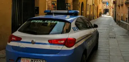 Prato, difende la collega dalle molestie: accoltellato. Italiano di 23 anni in fin di vita, arrestati gli aggressori