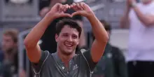 Darderi elimina Zverev agli Internazionali di Roma: ora i quarti con Jodar. Dai 4 match point salvati alla vittoria in rimonta: &laquo;La partita pi&ugrave; bella della mia carriera&raquo;