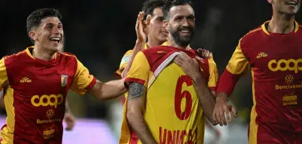 &laquo;Sei unica&raquo;, Iemmello come Totti: l'esultanza con dedica che porta il Catanzaro in semifinale