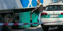 Pedone travolto e ucciso da un camion: schiacciato due volte dal mezzo in manovra