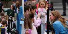 Kate Middleton a Reggio Emilia, l'abbraccio con i bambini e con una ragazza disabile: &egrave; la nuova Lady Diana