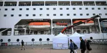 Gastroenterite a bordo, nave da crociera ferma a Bordeaux: 1 morto e 1.700 passeggeri confinati sulla Ambition