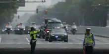 Non solo The Beast, dalle limousine gemelle ai Suv anti-drone: la flotta blindata che protegge Trump in Cina