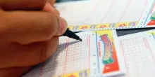 SuperEnalotto, dieci operai vincono 980mila euro con 5 euro a testa