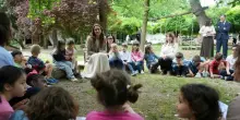 Kate Middleton a Reggio Emilia: il look romantico, l'incontro con i bimbi e il racconto sulla stanza dei principini