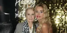 Valeria Marini compie 59 anni, la mamma Gianna Orr&ugrave;: &laquo;Nessun regalo, sono io il dono pi&ugrave; bello di mia figlia. Ho 88 anni, il segreto? Non provocare dolore&raquo;