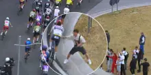 Giro d'Italia, il video del ragazzo che prova a spingere e a far cadere i ciclisti alla rotonda nella tappa campana