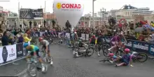 Napoli, il video della caduta dei ciclisti al Giro d'Italia a pochi metri dal traguardo in piazza del Plebiscito