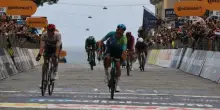 Giro d'Italia 2026, caduta nella curva di via Acton: poi la volata di Ballerini
